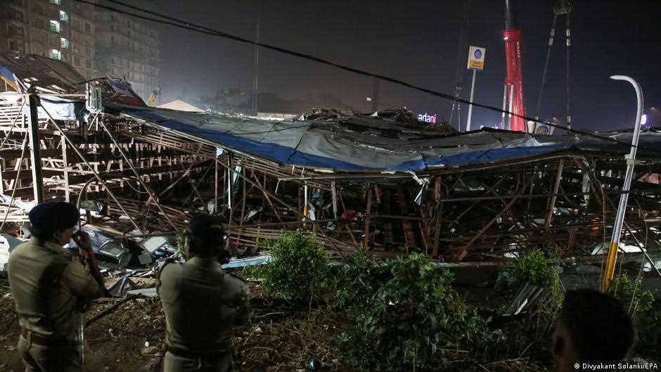 मुंबई में होर्डिंग गिरने से 14 लोगों की मौत, 70 जख्मी